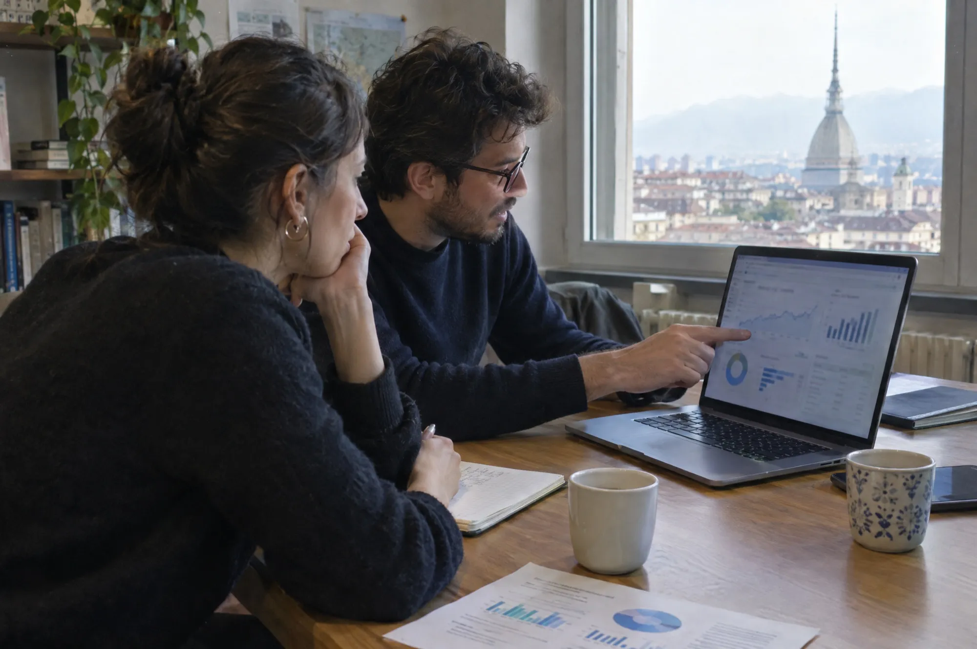 Riunione davanti ai dati dei nuovi contatti arrivati dal sito