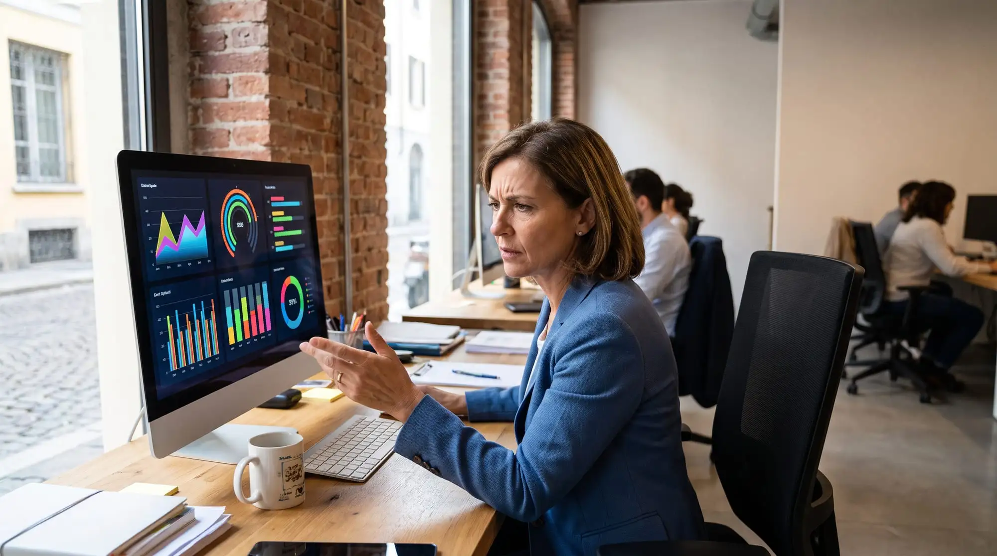 Un responsabile dell'assistenza guarda i grafici dei risultati su un monitor